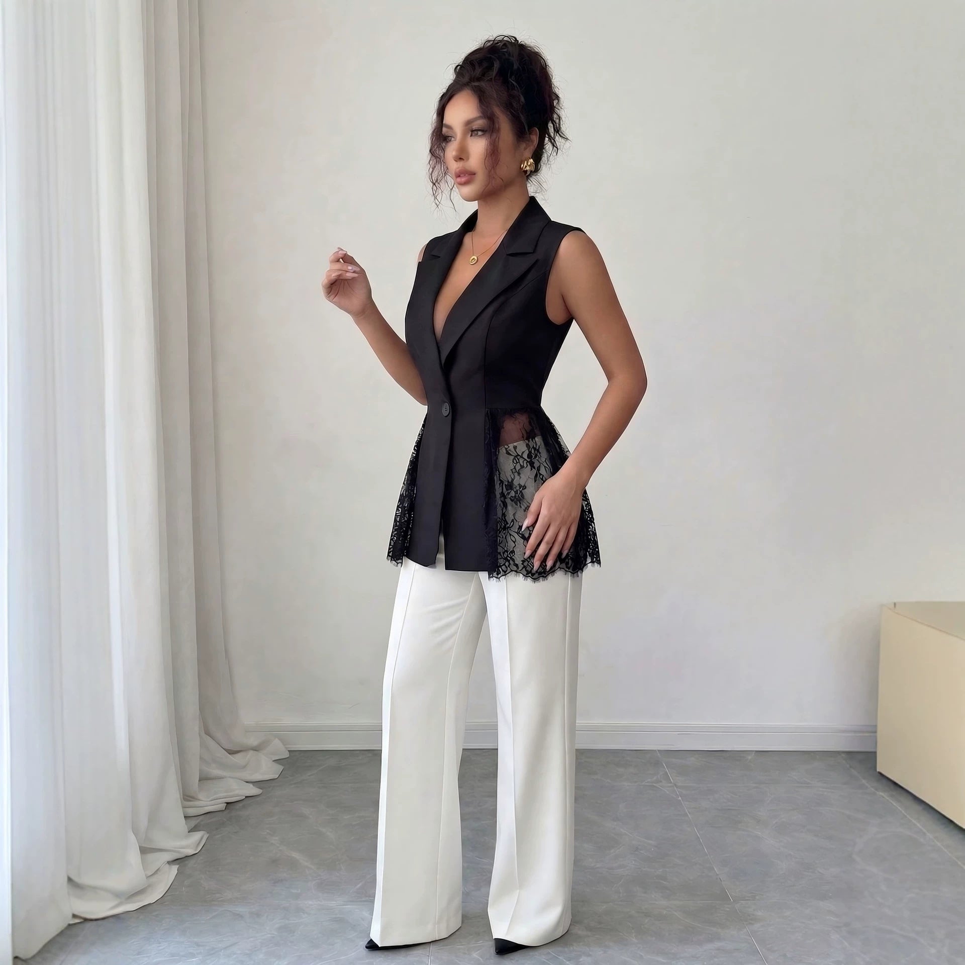 Sleeveless A-Line Lace Jacket